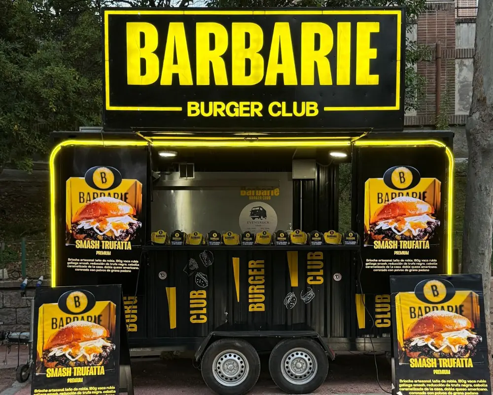 Food truck Barbarie Burger Club iluminado con carteles de la Smash Trufatta Premium.