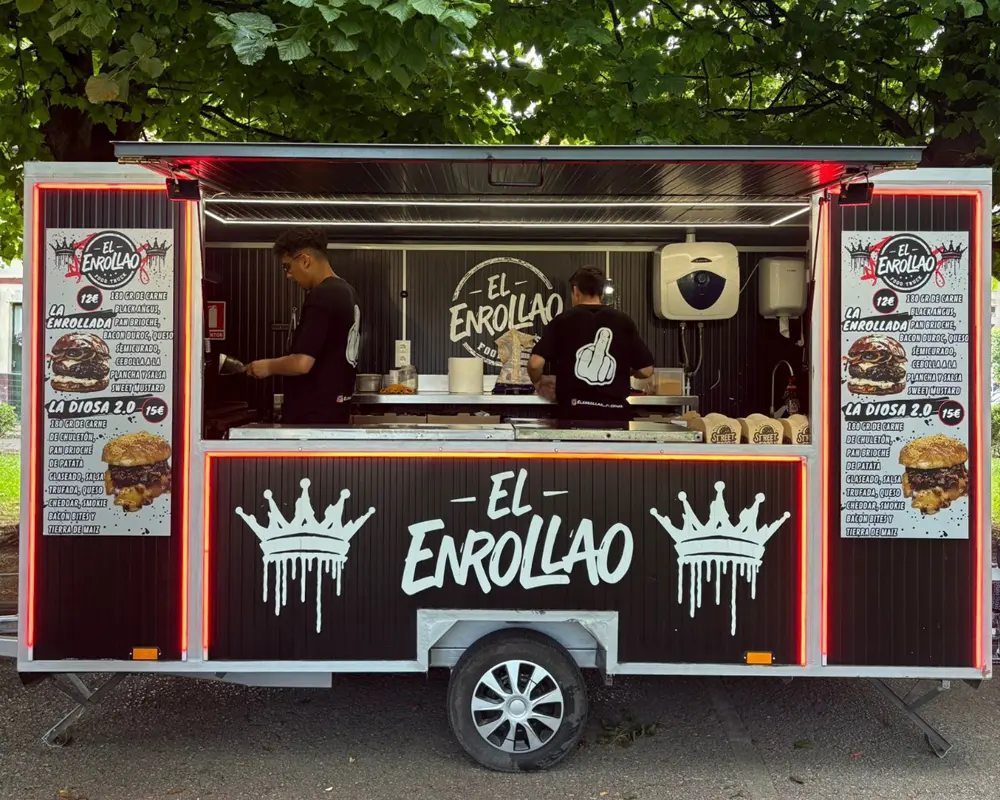 Food truck El Enrollao con su equipo cocinando y menú de hamburguesas La Enrollada y La Diosa 2.0.