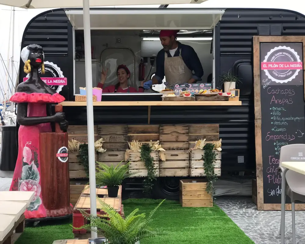 Food truck El Pilón de la Negra con decoración tradicional.