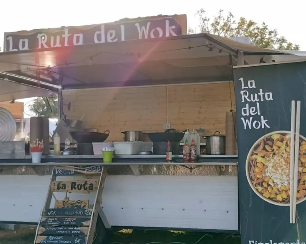 Food truck La Ruta del Wok con cocina abierta y menú de wok de verduras y gyozas.